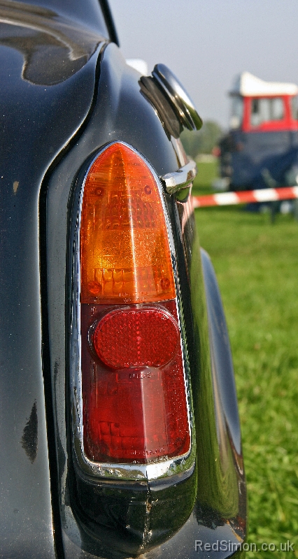 l_Wolseley 1500 MkIII lamp